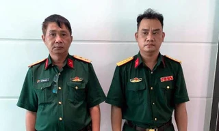 Hai đối tượng tại cơ quan công an (ảnh: HL)