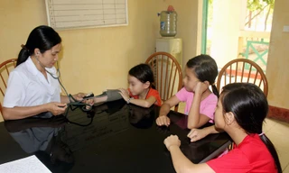 Thăm khám sức khỏe cho trẻ tại một cơ sở bảo trợ xã hội 