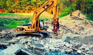 Máy xúc thường được sử dụng để giúp các nhà khảo cổ khai quật mộ cổ. Ảnh: KK News.