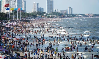 Biển Vũng Tàu đông nghịt người