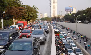 Ðến năm 2020, TP Hà Nội sẽ có hơn 843.000 ô tô, hơn 6 triệu mô tô, xe máy. Ảnh: Như Ý