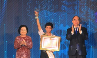 Bí thư Thành ủy TPHCM Nguyễn Thiện Nhân và nguyên Phó Chủ tịch nước Trương Mỹ Hoa tuyên dương sinh viên xuất sắc Tôn Thất Vĩnh. Ảnh: NGÔ TÙNG 