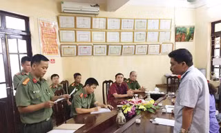 Cơ quan an ninh điều tra, Công an tỉnh Hà Giang đọc lệnh bắt tạm giam Nguyễn Thanh Hoài, cựu trưởng phòng khảo thí và quản lý chất lượng giáo dục, sở GD&ÐT tỉnh Hà Giang. Ảnh: PV ​
