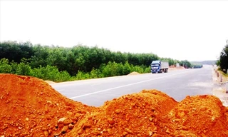 Ðể chặn xe vào đường cao tốc một cách trái phép, chủ đầu tư cho thiết lập hàng rào đất tại điểm đầu và cuối tuyến đường tại TT-Huế và Ðà Nẵng. Ảnh: P.V 