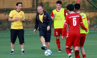 HLV Park Hang seo hướng dẫn các cầu thủ ÐTVN trong một buổi tập. Ảnh: VSI 