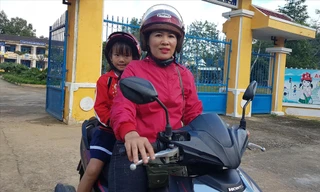 3 năm nay chị Hải đưa đón bé Nguyễn Thị Thu Thủy đến trường. Ảnh: H.V