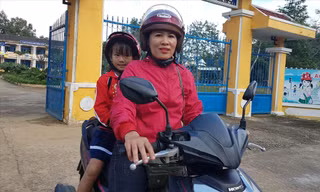 3 năm nay chị Hải đưa đón bé Nguyễn Thị Thu Thủy đến trường. Ảnh: H.V