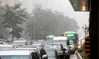 Xe buýt nhanh BRT bị những phương tiện cá nhân khác bủa vây vào giờ cao điểm hằng ngày trên đường Lê Văn Lương - Hà Nội. Ảnh: Ngọc Châu