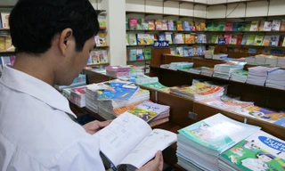 Với một thị trường SGK cạnh tranh tới đây, dư luận lo ngại sẽ xảy ra xung đột lợi ích giữa các khâu biên soạn và thẩm định chương trình, SGK. Ảnh: Như Ý ​