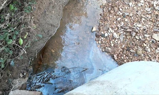 Dầu FO tràn xuống đầu nguồn sông Hiếu, gây ô nhiễm