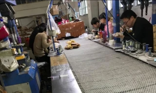 Lao động “chui” làm việc trong một xưởng sản xuất dép ở Trung Quốc (ảnh do lao động cung cấp)