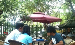 Ðối tượng (phải) tư vấn về bán bằng giả cho hai khách hàng 