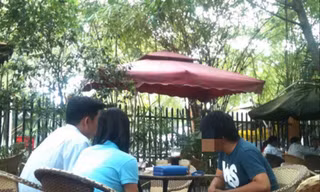 Ðối tượng (phải) tư vấn về bán bằng giả cho hai khách hàng 