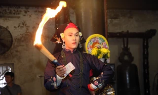 Hầu đồng tại đền Mẫu Sòng, Bỉm Sơn, Thanh Hóa. Ảnh: Như Ý