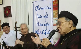 GS-TS Trần Văn Khê đang cùng Nhạc sư Nguyễn Vĩnh Bảo tham gia giới thiệu âm nhạc dân tộc 