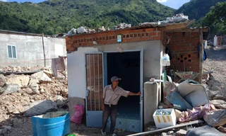 Người dân thôn Thành Phát, xã Phước Ðồng, TP Nha Trang về lại vùng sạt lở núi xây nhà trái phép. Ảnh: V.C