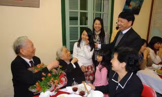 Nguyên Chủ tịch nước Lê Ðức Anh cùng gia đình nhà báo Vũ Sơn Thủy 
