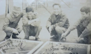 Họa sĩ, nhà văn Đỗ Phấn thời quân ngũ (ngoài cùng bên phải)