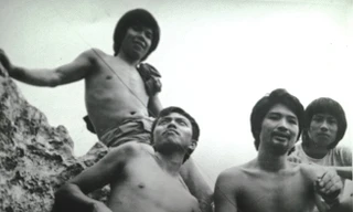 Phạm Huy Xem (trên), tác giá (dưới) và Nguyễn Hữu Thông (phải) 