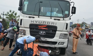 Chiều 2/1, chiếc xe container đã đâm liên hoàn vào đoàn người đang chờ đèn đỏ tại ngã tư Bình Nhật, xã Nhật Chánh, huyện Bến Lức, Long An. Ảnh: Kiên Định ​