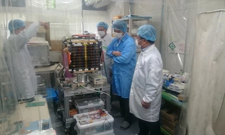 Vệ tinh Micro Dragon được lưu trữ tại phòng sạch của Ðại học Tokyo chờ phóng lên vũ trụ. Ảnh: VNSC ​