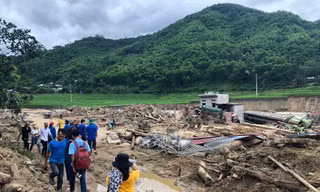 Lũ cuốn trôi bản làng đe dọa tính mạng nhiều người dân. Ảnh: H.Lam