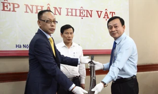 Bộ trưởng VHTTDL chứng kiến ông Vương Quỳnh Xuân (trái) trao hiện vật quý cho Bảo tàng Hồ Chí Minh. Ảnh: SƠN TUẤN