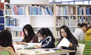 Sinh viên trong giờ học thêm tại ÐH Kinh tế Quốc dân - Hà Nội. Ảnh: Minh Châu