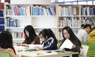 Sinh viên trong giờ học thêm tại ÐH Kinh tế Quốc dân - Hà Nội. Ảnh: Minh Châu