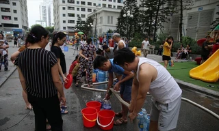 Hàng vạn hộ dân Hà Nội khốn đốn trong sự cố nước sông Ðà nhiễm bẩn
