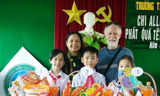 Vợ chồng bà Phan Thị Thu Lan (48 tuổi) và ông Roy Erle Hornsby trong một lần trao quà cho trẻ em Hội An