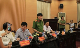 Phó Giám đốc Công an thành phố Hà Nội Nguyễn Văn Viện trả lời báo chí 