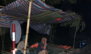 Lán trại người dân túc trực bảo vệ cầu 