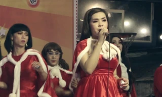 Nghệ sĩ trên sân khấu thể hiện những con số qua các câu hát tạo không khí hấp dẫn cho khán giả