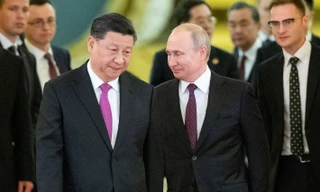 Tổng thống Nga Vladimir Putin và Chủ tịch Trung Quốc Tập Cận Bình sánh bước trong cuộc gặp tại Kremlin hôm 5/6. Ảnh: Reuters
