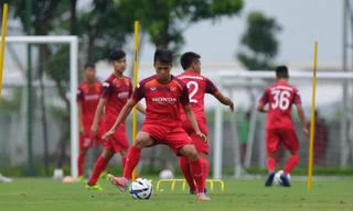 Các cầu thủ ÐT U22 Việt Nam tập luyện trước ngày lên đường sang Trung Quốc. Ảnh: VSI