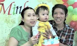 Vợ chồng chị Trần Hoàng Ngọc Nhung luôn nở nụ cười viên mãn hạnh phúc bên cạnh đứa con thơ lành lặn