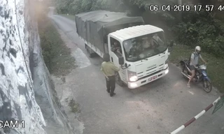 Xe chở gỗ của Biên phòng đi qua trạm Kiểm lâm của VQG Phong Nha - Kẻ Bàng, nhưng không cho kiểm lâm sao lưu hồ sơ gỗ với lí do “bí mật quân sự”