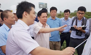 Bộ trưởng GTVT Nguyễn Văn Thể (giữa) kiểm tra Dự án nâng cấp Quốc lộ 1 đoạn Hà Nội - Lạng Sơn tháng 7/2018. Ảnh: MT