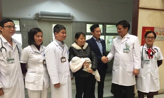 Sản phụ N. (bế con) trong ngày bé xuất viện 19/12 