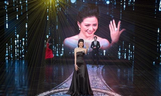 Ðinh Hiền Anh khoe nhẫn kim cương tại đêm chung kết Nữ hoàng Kim cương 2017. Ảnh: Nguyễn Vũ 