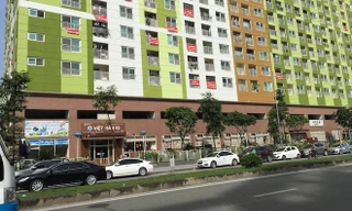 Hàng trăm hộ dân CT7 treo băng rôn phản đối chủ đầu tư là Công ty TNHH Booyoung Vina (Khu đô thị Mỗ Lao – Hà Ðông). Ảnh: Tuấn Minh