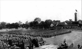 Các đơn vị tập trung tại sân Ðoan Môn, di tích Hoàng thành Thăng Long trong lễ chào cờ ngày 10/10/1954. Ảnh: Tư liệu