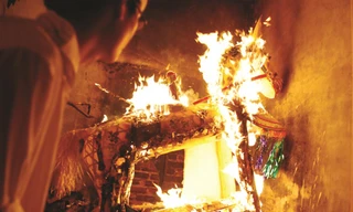 Nhiều lò hóa sớ và vàng mã tại đền, phủ, một số chùa, chung cư đỏ rực lửa dịp rằm tháng Bảy. Ảnh: MẠNH THẮNG 