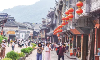 Phượng Hoàng Cổ Trấn - một trong những “thiên đường sống ảo” cho giới trẻ. Ảnh: NGUYÊN KHÁNH