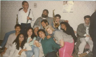 Quang Thọ (áo xanh) cùng các nghệ sĩ Venezuela tại LH Nghệ thuật Mùa Xuân Bình Nhưỡng 1989. Ảnh: NVCC