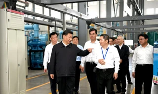 Chủ tịch Trung Quốc Tập Cận Bình viếng thăm một mỏ đất hiếm ở tỉnh Giang Tây đầu tuần trước. Ði cùng có Phó thủ tướng Lưu Hạc, quan chức cấp cao trực tiếp đàm phán thương mại với Mỹ. Ảnh: Xinhua