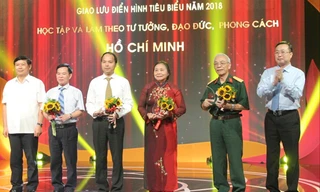Giao lưu với các điển hình tiêu biểu trong việc học tập và làm theo tư tưởng, đạo đức, phong cách Hồ Chí Minh năm 2018. Ảnh: HMT 
