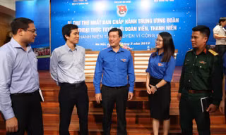 Bí thư thứ nhất T.Ư Ðoàn Lê Quốc Phong sẽ đối thoại trực tuyến với đoàn viên thanh niên Việt Nam trong và ngoài nước. (Trong ảnh, anh Lê Quốc Phong trao đổi với đoàn viên thanh niên trong chương trình đối thoại năm 2019). Ảnh: Như Ý