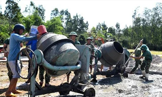 ÐVTN Phú Yên tham gia đổ bê tông sân trường Tiểu học An Ninh Ðông số 2 